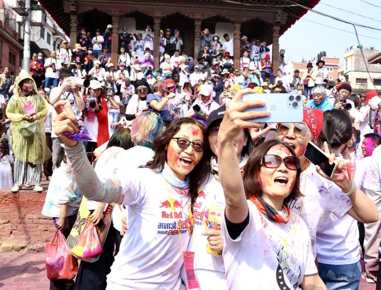 basantapur_holi_6_1RJ3Las3nB